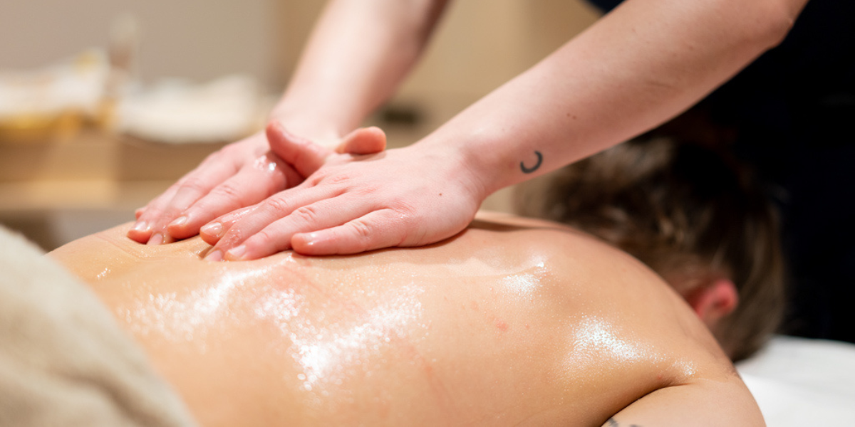 Genießn Sie eine entspannende Rückenmassage.
