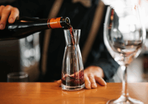 Rotwein von der Blue Sky Bar im Kongresshotel Potsdam.