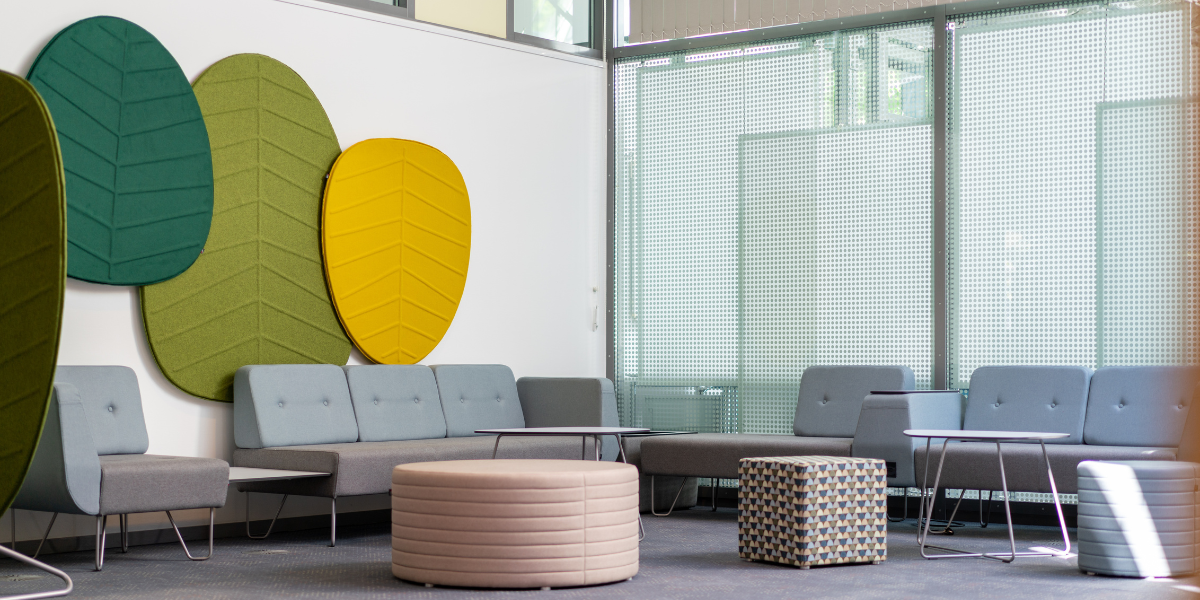 Sitzecke in der Business Lounge mit Sofas und Tischen.