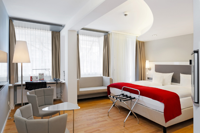 Modernes Premium-Doppelzimmer im Kongresshotel Potsdam mit Sitzecke und Schreibtisch.