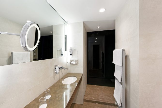 Hochwertiges Badezimmer im Kongresshotel Potsdam mit Glasdusche und stilvollem Waschtisch.