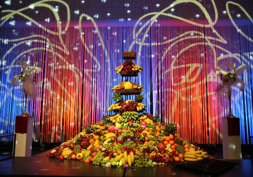 Große dekorative Obstpyramide als Highlight des Buffets bei der Silvesterfeier im Kongresshotel Potsdam.