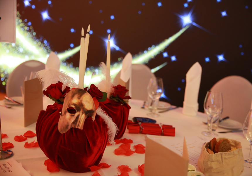 Gäste feiern die Silvesterfeier im Kongresshotel Potsdam in festlicher Atmosphäre mit Licht- und Bühneneffekten.