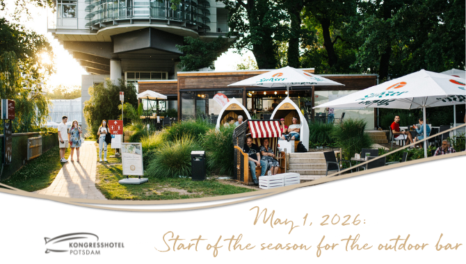 Freiluftbar des Kongresshotels Potsdam mit Gästen unter Sonnenschirmen, umgeben von Grün und moderner Hotelarchitektur