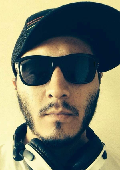 Porträt eines Mannes mit Sonnenbrille und Kopfhörern.