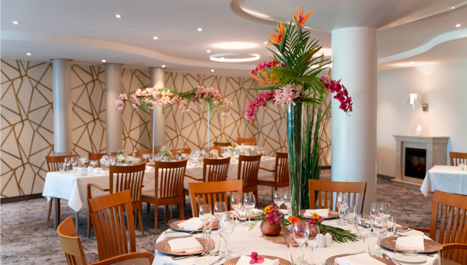 Festlich gedeckte Hochzeitstische mit farbenfroher Blumendekoration im Kongresshotel Potsdam