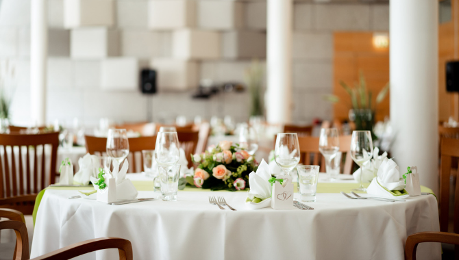 Elegant gedeckter Hochzeitstisch mit rosafarbenem Blumenschmuck im Kongresshotel Potsdam.