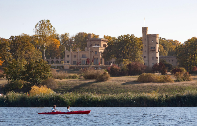 Kanu_vor_Schloss_Babelsberg_(c)_PMSG_Andre_Stiebitz Kanu_vor_Schloss_Babelsberg_(c)_PMSG_Andre_Stiebitz
